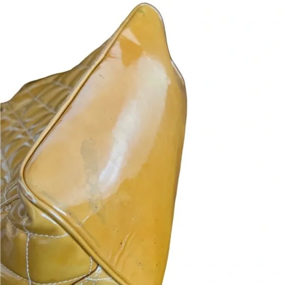 CHANEL QUILTED patent MEDALLION TOTE - Picture 12 of 15